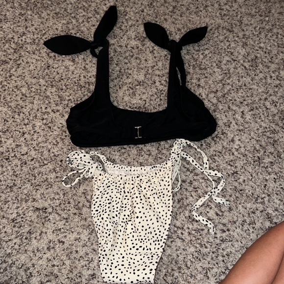 Swimsuit Top and bottoms - Picture 2 of 4